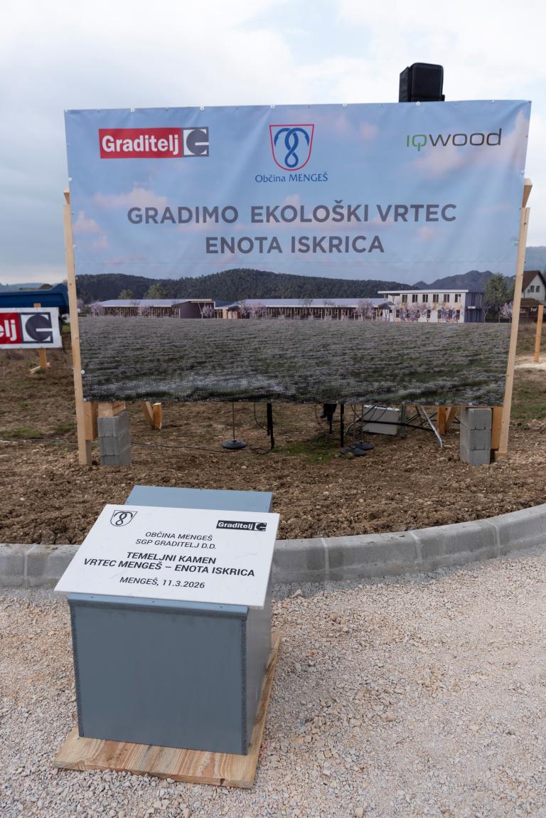 V Mengšu položen temeljni kamen za nov vrtec iz slovenskega lesa