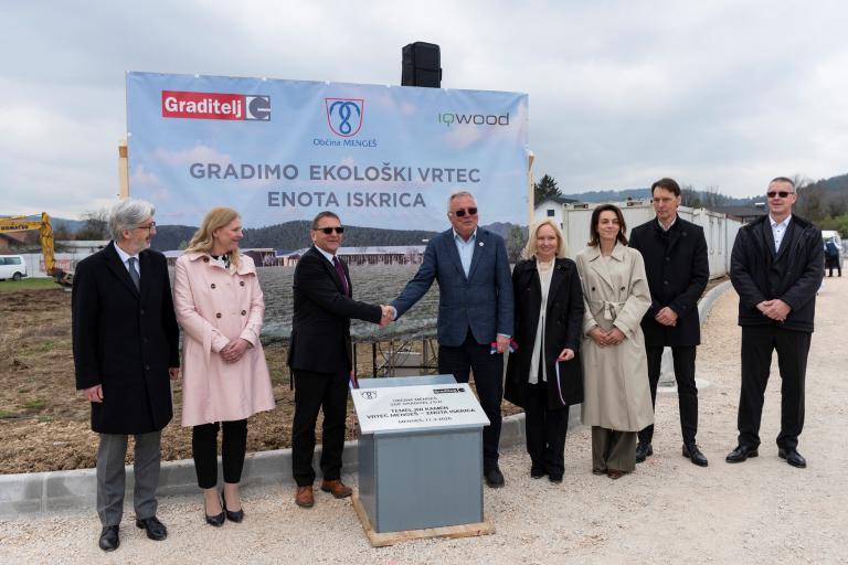 V Mengšu položen temeljni kamen za nov vrtec iz slovenskega lesa